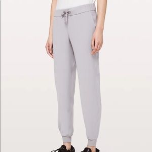 NWT Lululemon On the Fly Jogger Woven Silverscreen Light Grey Silver 4 pants